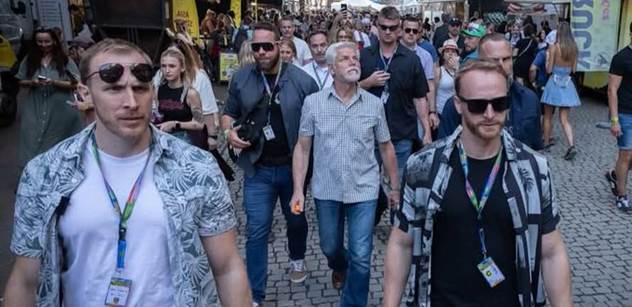 Pavel na Colours. Zaorálek se směje: Pět bodyguardů