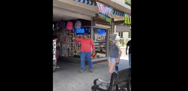 VIDEO z USA: Vrrrrrrr! Majitel obchodu pustil na demonstranty motorovou pilu. To byl slovník. Zavřeli ho