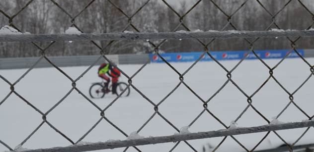Pololetní prázdniny na autodromu zpestřil cyklista