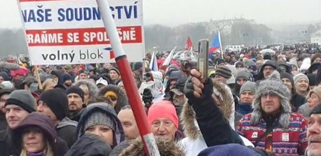 „Stop covid fašismu!“ Na pražské Letné se sešly tisíce odpůrců protiepidemických opatření 