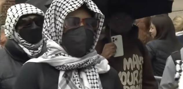 Dusno na americké univerzitě. Protiizraelští studenti obsadili budovu, policie zakročila