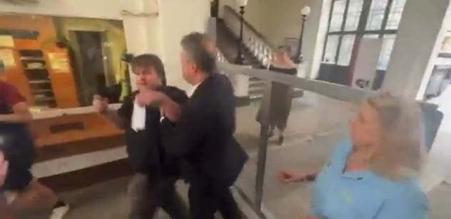 „Stará k*ndo, řekl Maláčové. Páchl. Policie se schovala.“ Paní z vrátnice KSČM o konfliktu s aktivistou