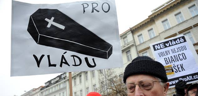 Demonstrace proti vládě: Více než dva tisíce lidí v Praze