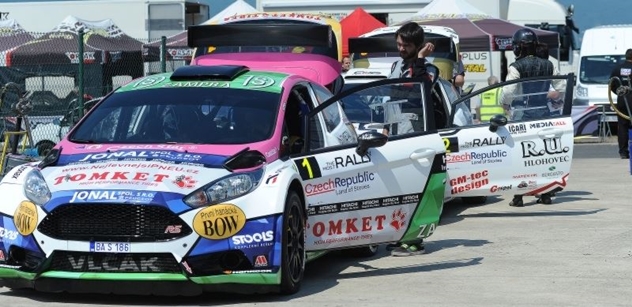 Mostecké rally vévodily vozy Ford Fiesta R5, zvítězili Vlček se Žákovou