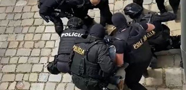 VIDEO Bratislava, poledne. Dva týmy policistů a blázen s nožem. Pak přišly výstřely. To, co následovalo, může mít dohru