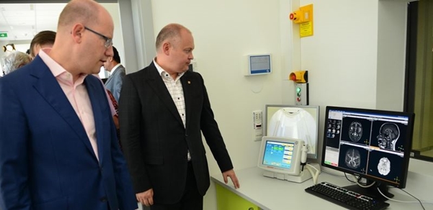 Nemocnice Kyjov má magnetickou rezonanci za 42 milionů. Ostrý provoz zahájil premiér spolu s hejtmanem
