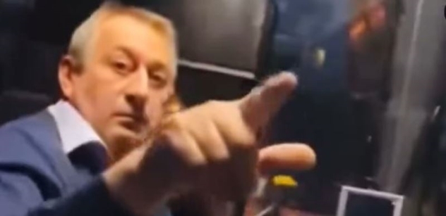 „Zdochni!“ Řidič vyhodil z autobusu Ukrajinky. VIDEO se šíří. Češi se nad ním rvou