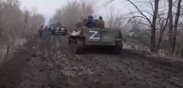 „Ku*va, proč asi máme auto narvané pod stromem.“ Nebezpeční novináři na Ukrajině
