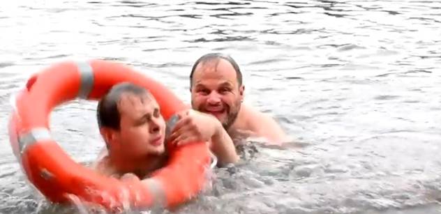 VIDEO Pro občana skočil do vody. Šéf ČSSD Šmarda v akci