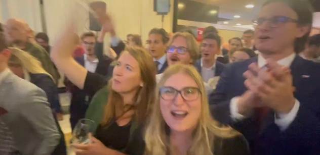 VIDEO Jásající mládež ODS. Stahování Babiše a hrdina politolog