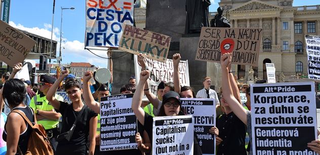 Velký průšvih na Prague Pride. Expolicistka si všimla transparentu vyzývajícího k upalování mužů zákona. A je zle