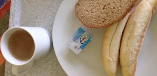 Okrádání v nemocnici. Za 120 Kč tohle? Dvě fotky snídaně spouštějí lavinu