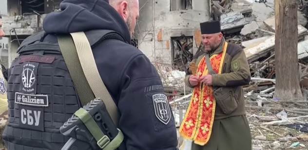 Nášivka SS na ukrajinské uniformě. Britský list ukázal VIDEO
