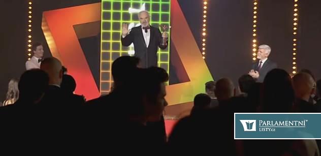 Prezident předal cenu Svěrákovi. Sál tleskal. A Petr Holec se neudržel