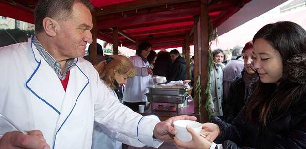 Praha: O polévku z rukou primátora měli lidé velký zájem