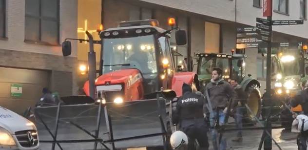 Postavili barikádu s ostnatým drátem. Traktor se rozjel. A v Bruselu bylo vymalováno