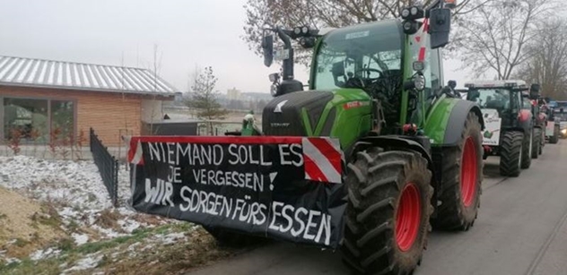 „Kde jste, Češi?!“ Německé protesty se blíží k ČR. Traktory 80 kilometrů od hranic