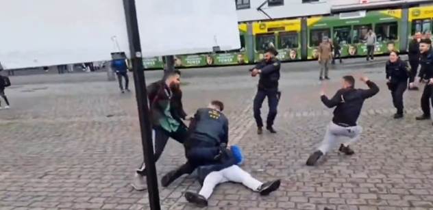 VIDEO z Mannheimu. Jen pro otrlé. Útok nožem, pak nastupuje policie
