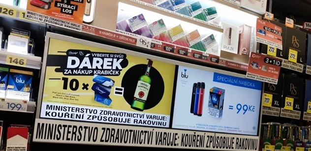 Prodejci cigaret podporují svůj odbyt nabídkou lihovin zdarma, odnáší to zdraví Čechů