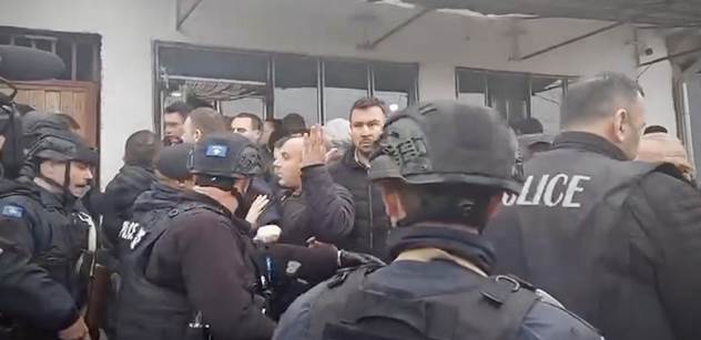 V Kosovu přituhuje. Barikády, zásahy policie, zatýkání. Víno teklo ulicí 