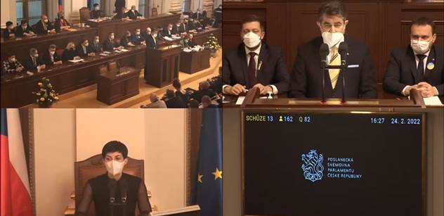 Sněmovna přivítala vestoje ukrajinského velvyslance. Pak v usnesení odsoudila ruskou agresi