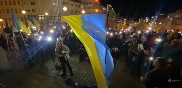 „Uvažování těch lidí je komické“. U Muzea jsme viděli show s ukrajinskou vlajkou