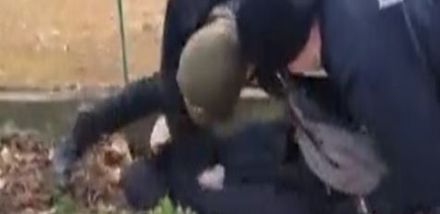 VIDEO „Nemůžu dejchat! Svi*ě, ty vo*e!“ Demonstrant na útěku skončil na zemi. A dostal nakládačku od policie