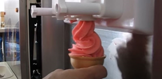 „Ženy lízají zmrzlinu a Syřanům to vadí.“ Německo žije novinkou
